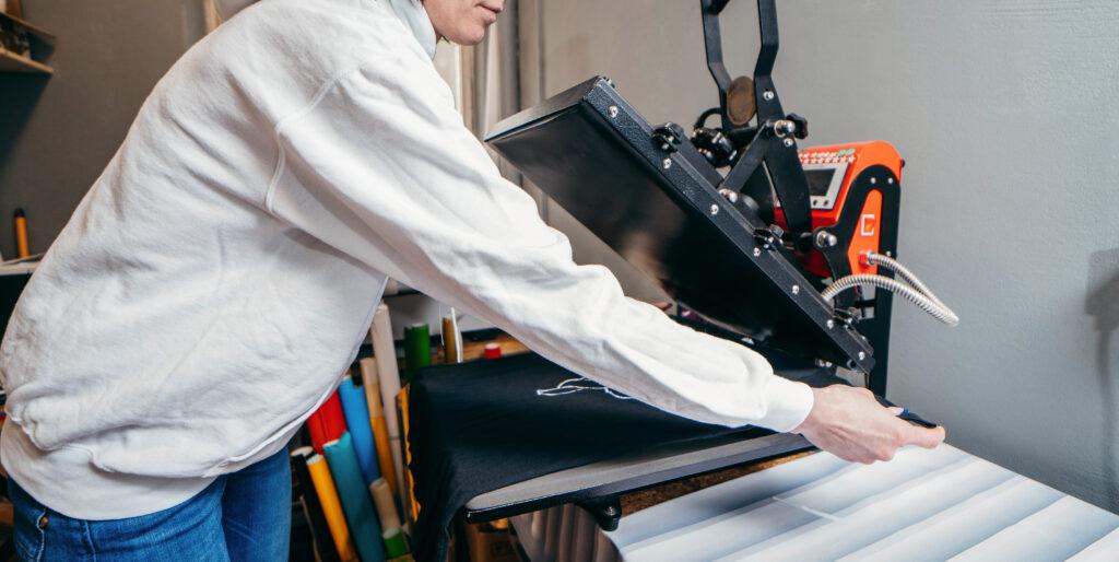 Presă termică pentru imprimarea textilelor