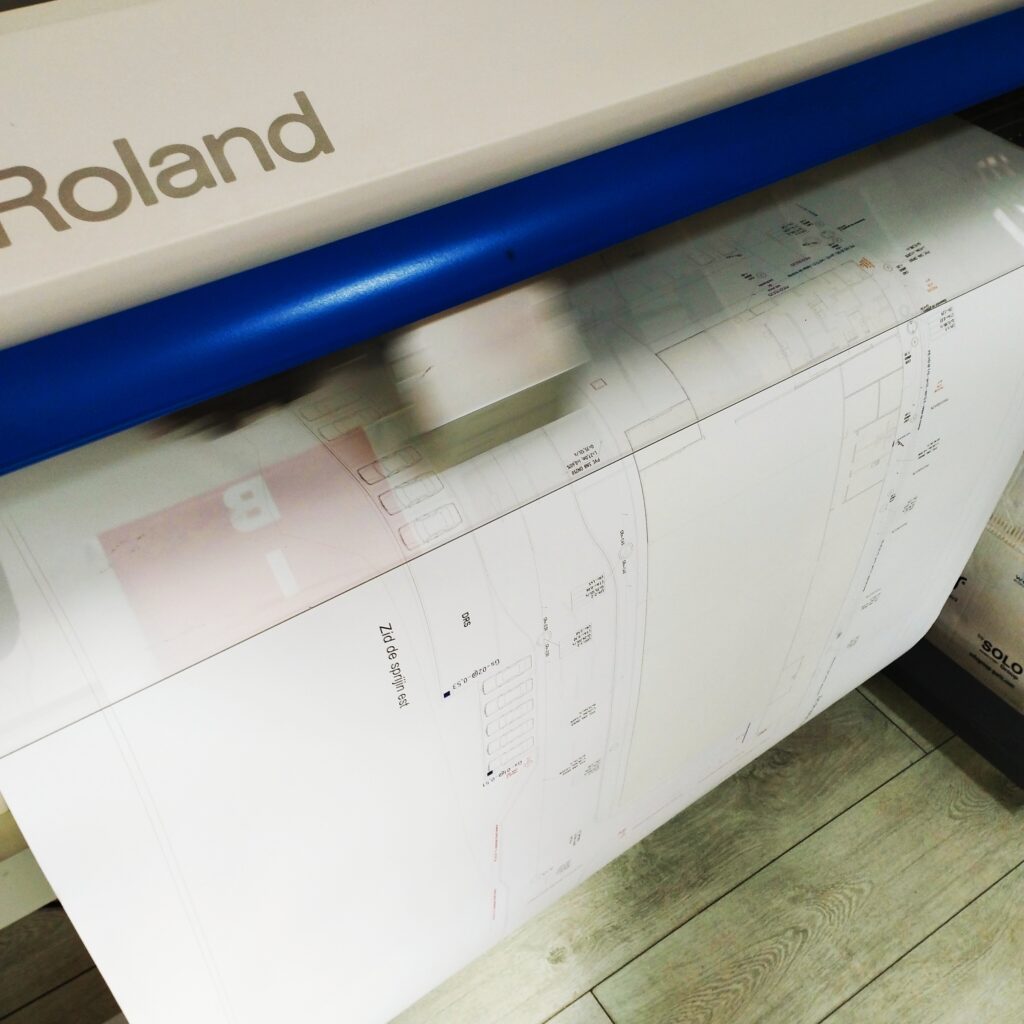 Plotter de print Roland în atelierul Creative Logo Print din Târgu Lăpuș